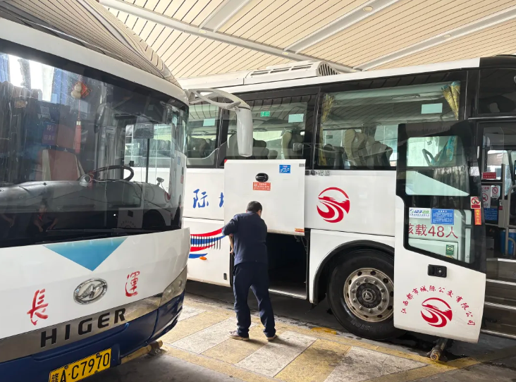 江西長運調配12臺大巴保障南昌馬拉松志愿者運輸